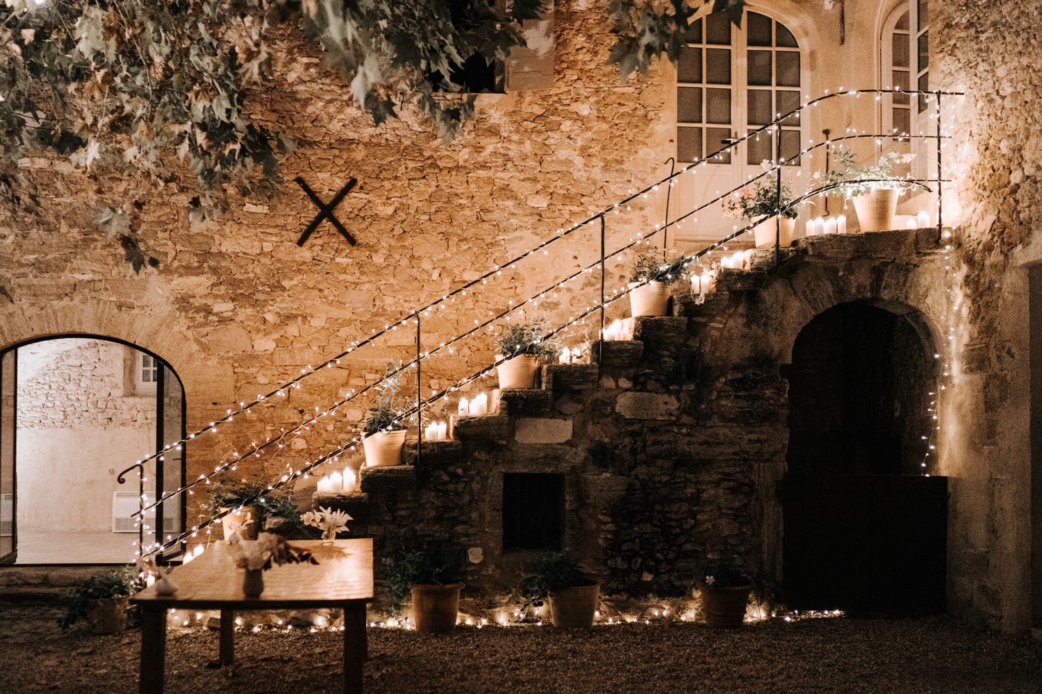 guirlandes lumineuses escaliers wedding planner Provence empreinte éphémère le petit Roulet