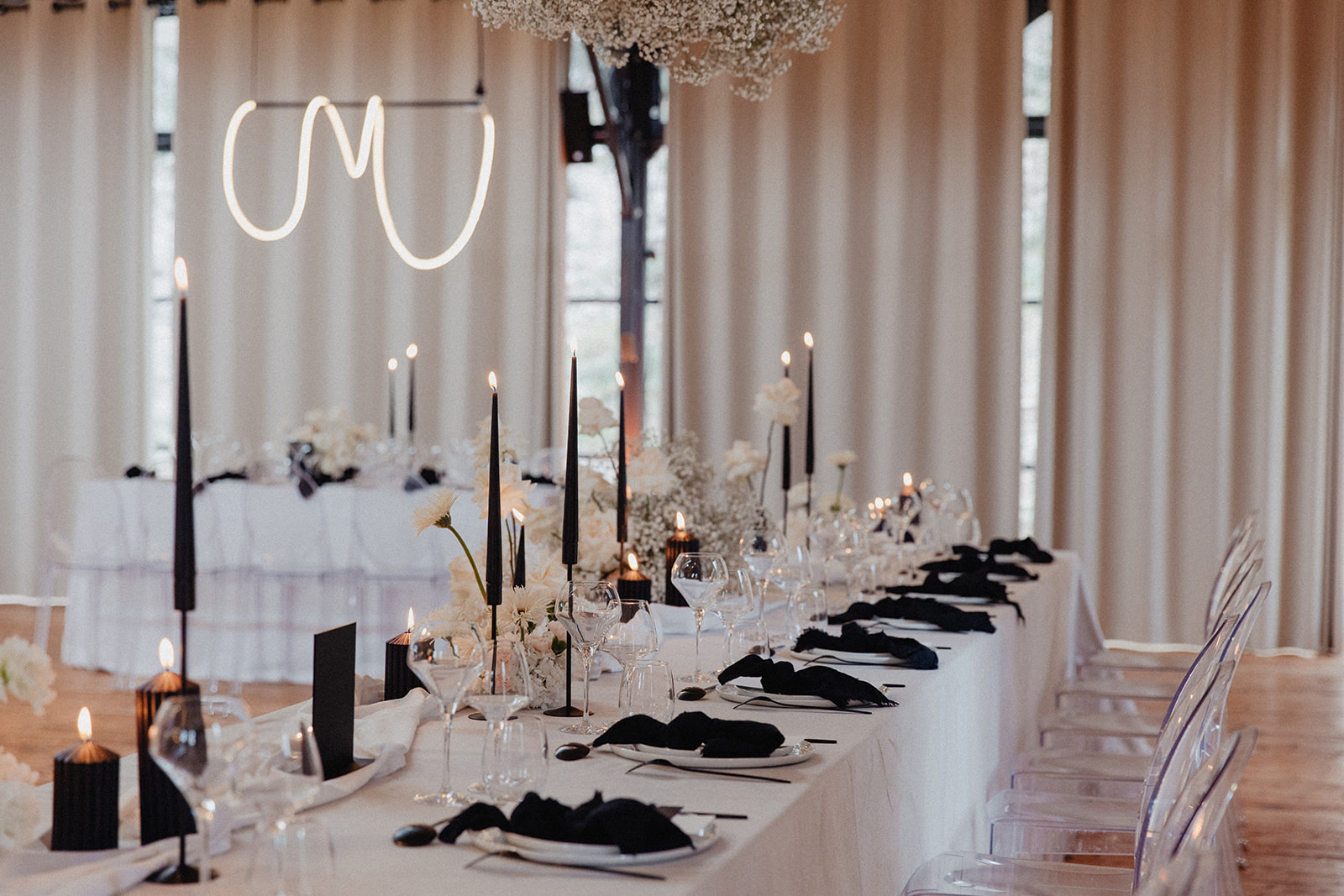 decoration de table en noir et blanc mariage moderne au mas de so - empreinte éphémère wedding planner
