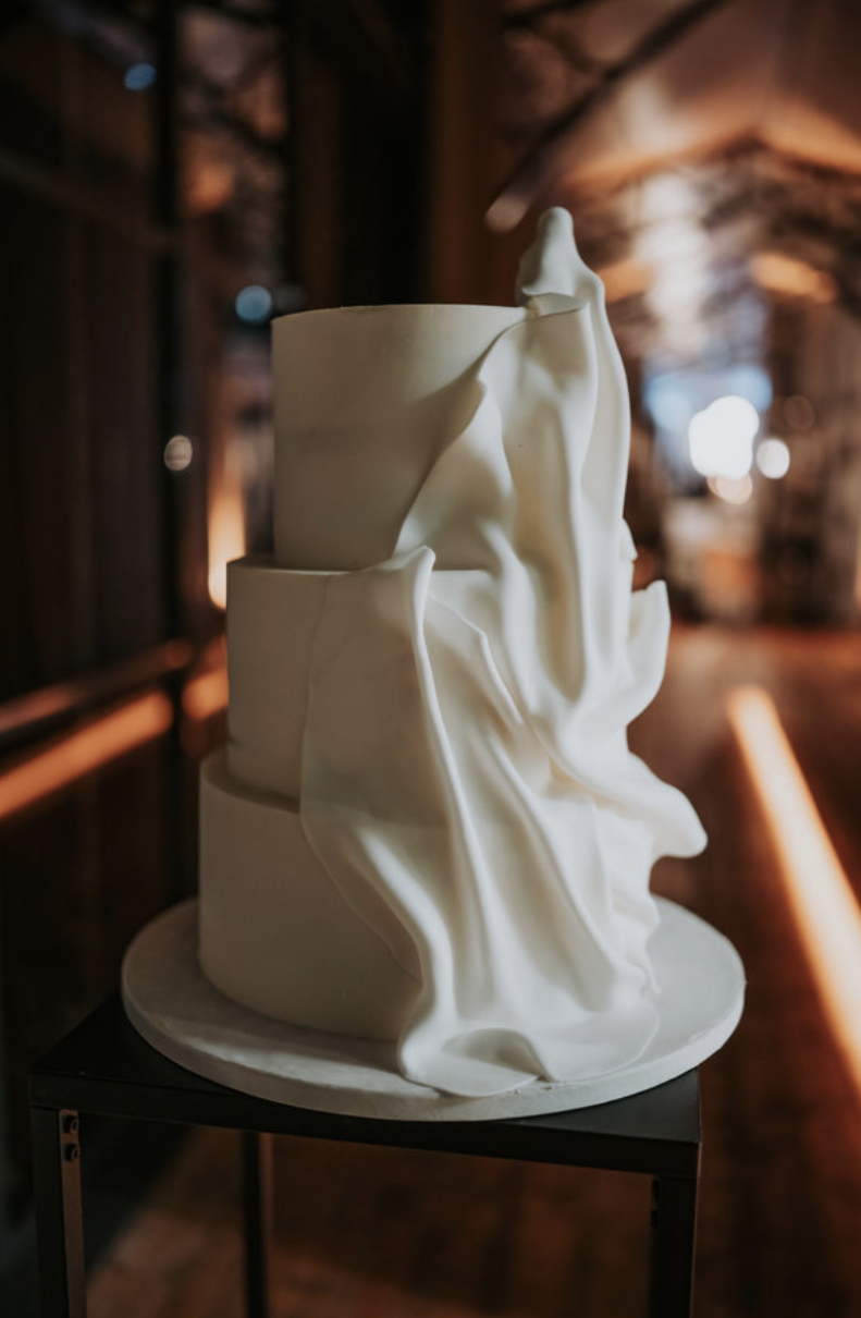 Mariage moderne en noir et blanc au mas de so empreinte éphémère wedding planner designer naked cake