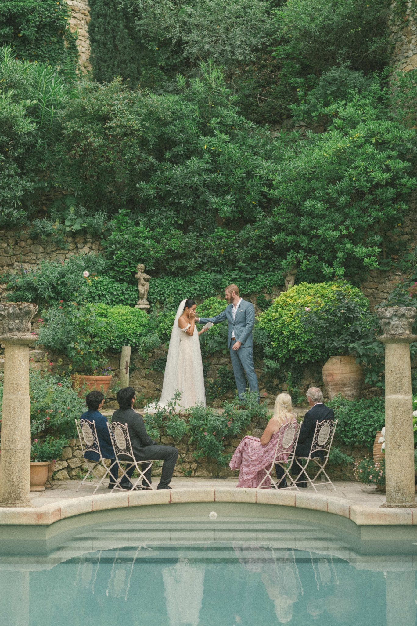 Mariage élégant et moderne en Provence au Château St Victor Lacoste - Empreinte Ephémère