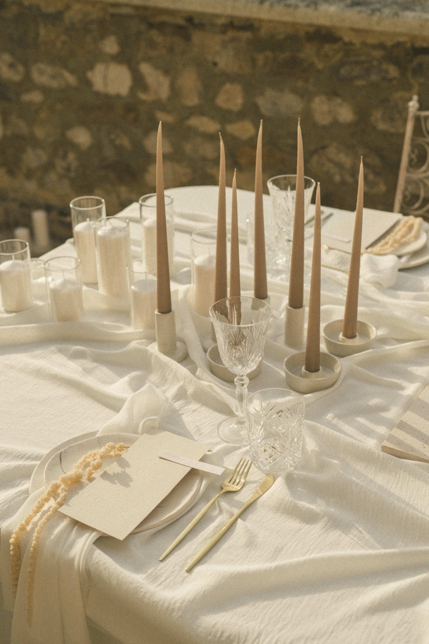 Décoration de table d'un mariage moderne et minimaliste sur-mesure par Empreinte Ephémère wedding planner en provence