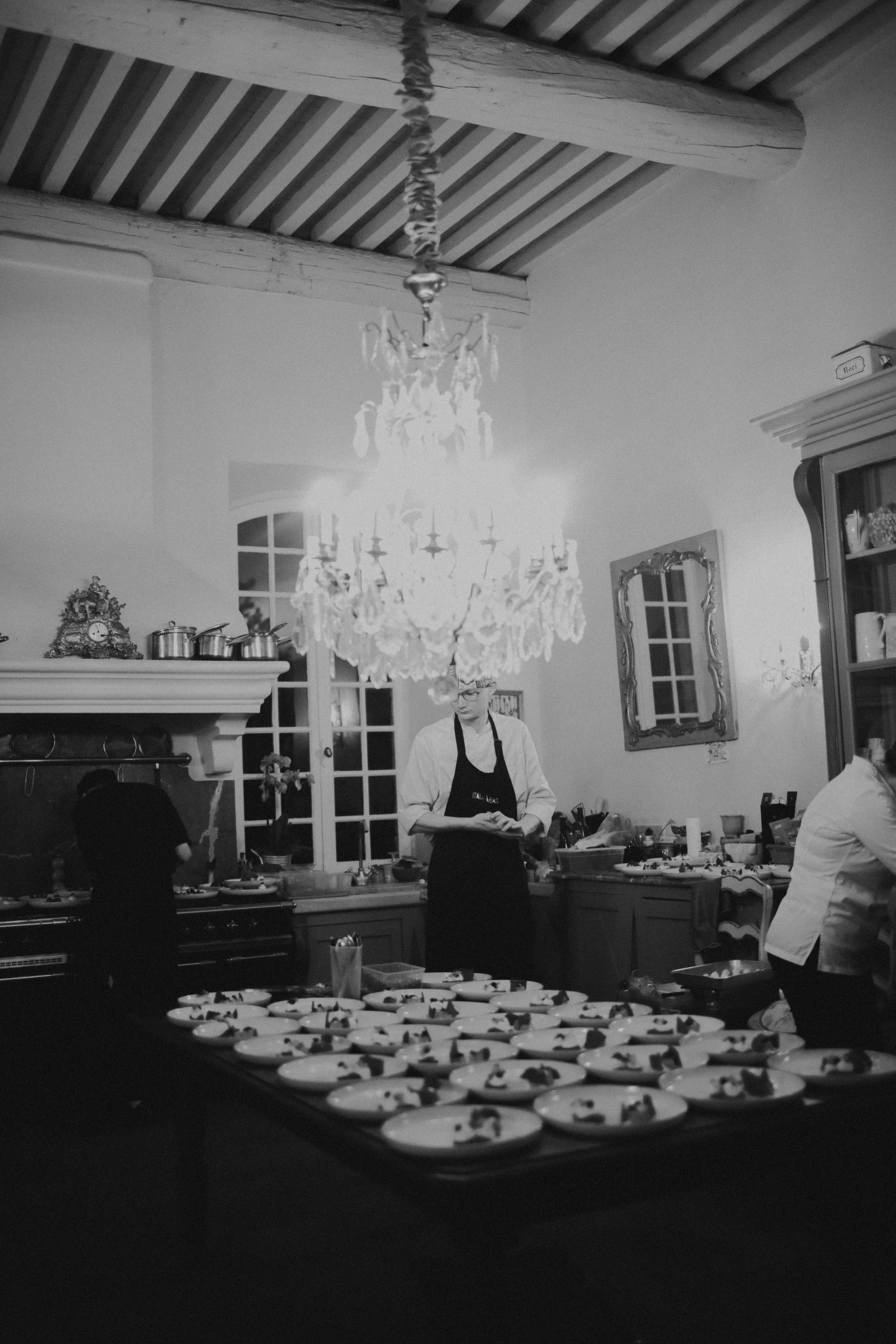 destination wedding planner in Provence empreinte ephemere kitchen chateau st victor Lacoste