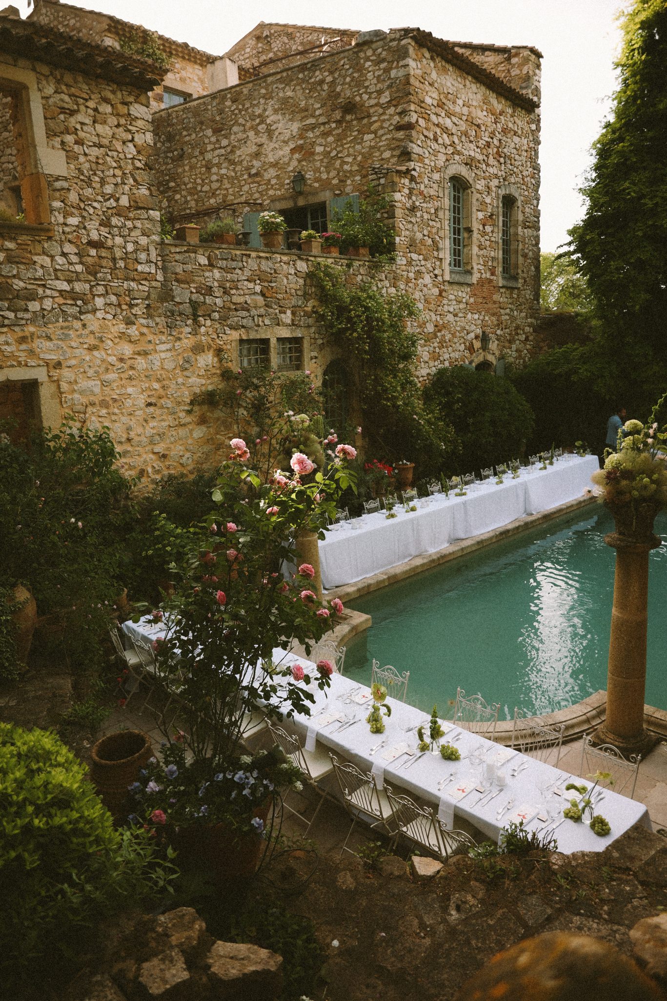 destination wedding planner in Provence empreinte ephemere outside dinner