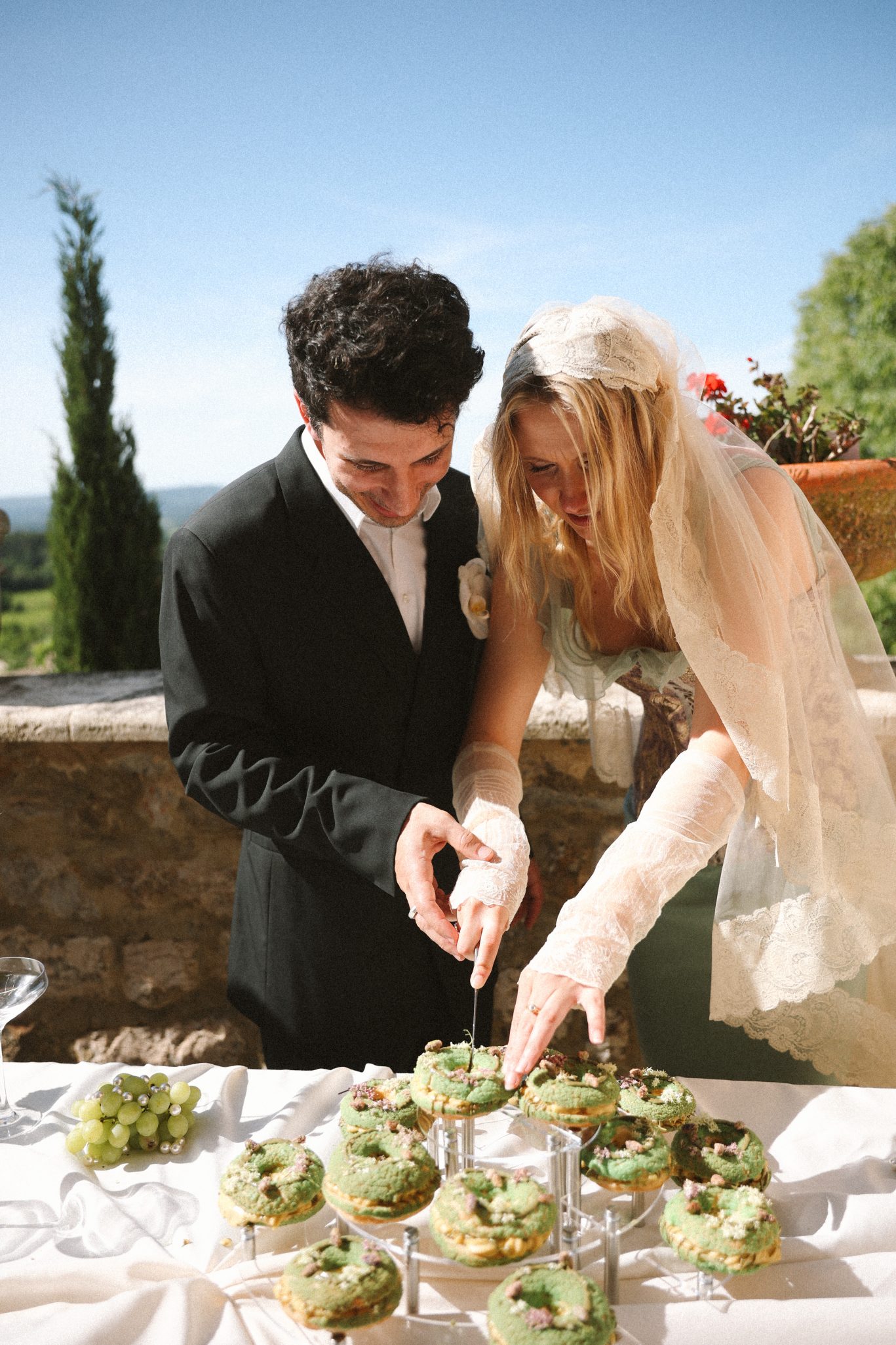 destination wedding planner in Provence empreinte ephemere cutting cake