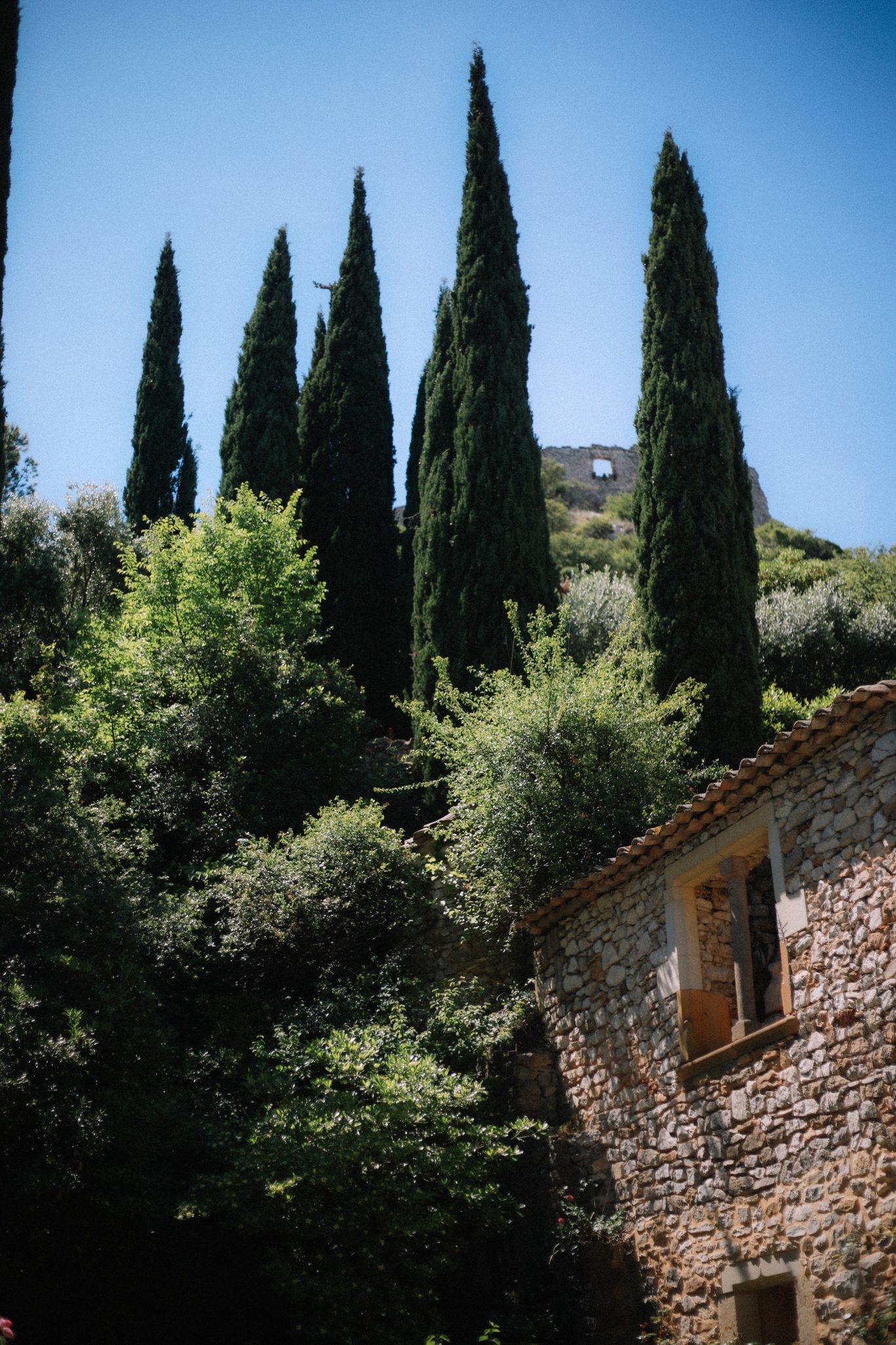 destination wedding planner in Provence empreinte ephemere chateau saint victor lacoste cyprès