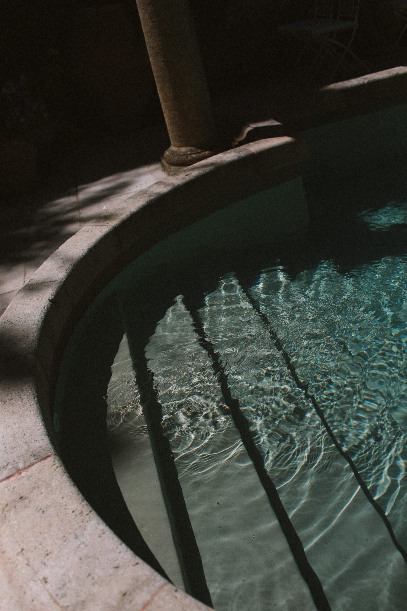 destination wedding planner in Provence empreinte ephemere chateau saint victor lacoste piscine