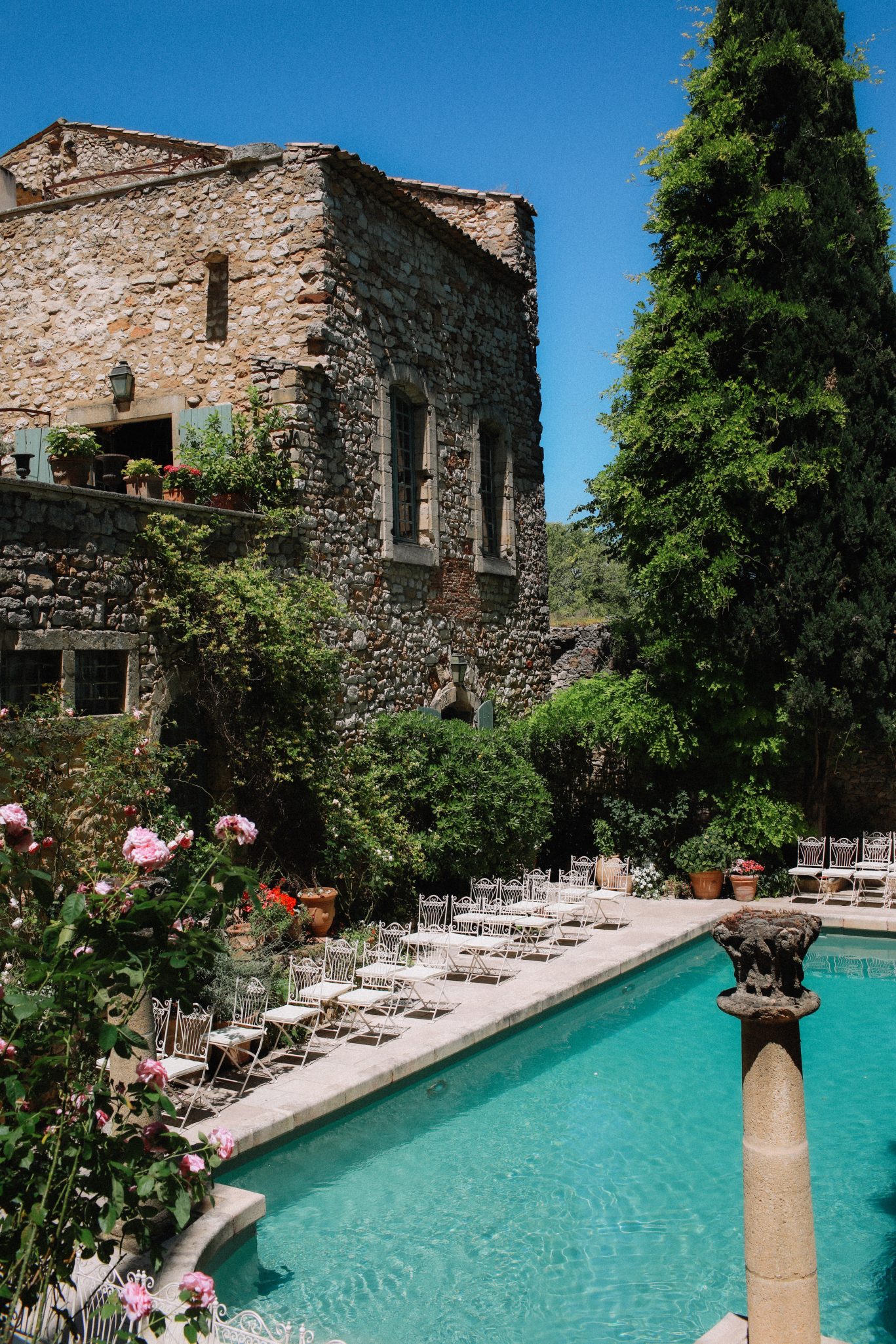 destination wedding planner in Provence empreinte ephemere chateau saint victor lacoste secular ceremony