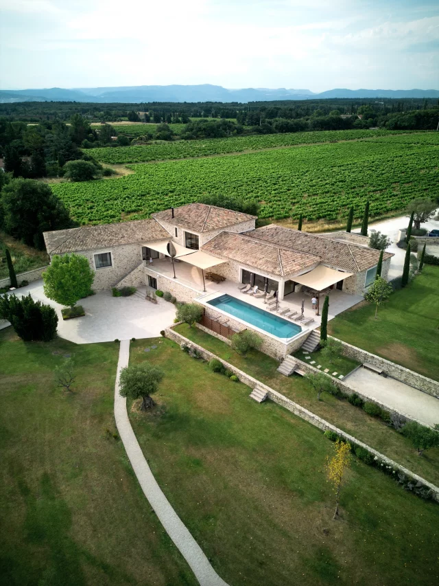 | Contemporary venue in Provence |Maison Claudie, a contemporary and elegant venue in Provence.
It’s always a pleasure, as a wedding planner, to plan timeless and refined celebrations in such a beautiful venue.I can’t wait to share Giulia & Guillaume’s wedding with a great team and a lovely couple who came from Italy to celebrate their love in Provence.Photographer @jnesaisquoi.studio#provencewedding
#mariageprovence
#destinationwedding
#weddingplannerprovence
#provenceweddingplanner