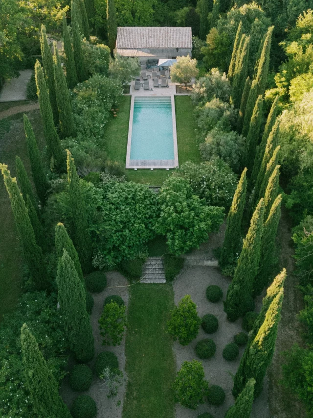 | 4 timeless days |C’est ici que j’ai choisi de célébrer nos 10 ans de mariage.Pas un grand lieu,
Pas une décoration impressionnante,
juste un endroit simple, sincère, un peu hors du temps.Une parenthèse intime durant 4 jours.
4 jours pour se retrouver, ralentir, profiter, savourer chaque instant et offrir à mes proches un moment à part.L’idée était simple : créer du lien, du vrai, avec les gens que j’aime.C’est une petite part de ma vie que j’ai choisi de partager ici,
parce que ce moment a une place particulière dans mon année, dans mon cœur, et dans ce que je cherche à transmettre, toujours : du sens, du beau, du vrai !——🇺🇸
This is where I chose to celebrate our 10th wedding anniversary.Not a big place,
not fancy decorations,
just somewhere simple, sincere, and a little timeless.A 4 day break to slow down, reconnect, enjoy, and share a special moment with my loved ones.The idea was simple: to create real connections with the people I love.I wanted to share this small part of my life because it means a lot to me, it’s full of meaning, beauty, and truth.Venue @lemoulindevaucroze
Photographer @brice_lau_weddings
Videographer @viewfilms.w
Makeup @alyssab.beauty
Catering @magievial x @grrd.clement
Bartender @lucapero_cocktailss_
Stationery @crea.papilio
Planning & Design @empreinteephemere#mariageenprovence
#weddinginprovence
#provencewedding
#slowlife
#slowwedding
