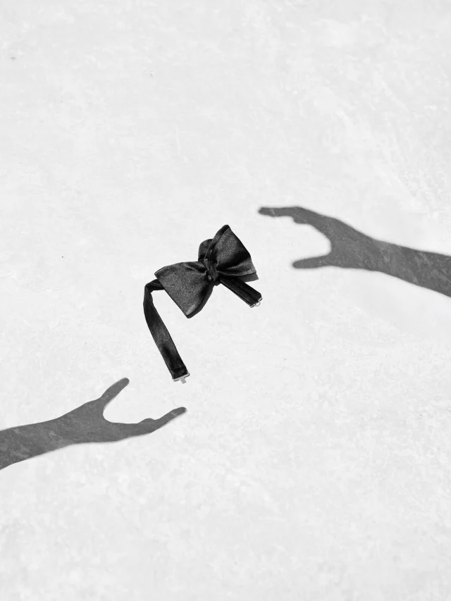 | Perception |Je ne montre pas des gens qui ressentent.
Je crée des situations faites pour être ressenties.Une atmosphère se construit dans le détail, le rythme, la lumière, dans ce qui circule sans se montrer.Ce qui compte n’est pas ce que l’on voit, mais ce que l’on perçoit.——I don’t show people feeling things.
I create situations meant to be felt.An atmosphere is built through detail, rhythm, and light, through what moves without being seen.What matters is not what we see, but what we perceive.@jnesaisquoi.studio#sensorydesign
#experientialdesign