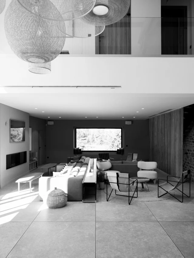 | Reading a Space |Observer. Comprendre. Ressentir.
Avant toute intervention.Lire un lieu avant de le transformer.
Comprendre ses lignes, sa lumière, ses matières.
Ressentir ce qu’il raconte déjà.La direction artistique ne commence pas par une action,
mais par l’écoute de l’existant.Pour intervenir avec justesse.Toujours.____Before acting, I observe.
A place already speaks, through light, lines, materials.Art direction begins by listening.
Only then can intervention feel right.@marion__fort#sensorydesign
#artdirection