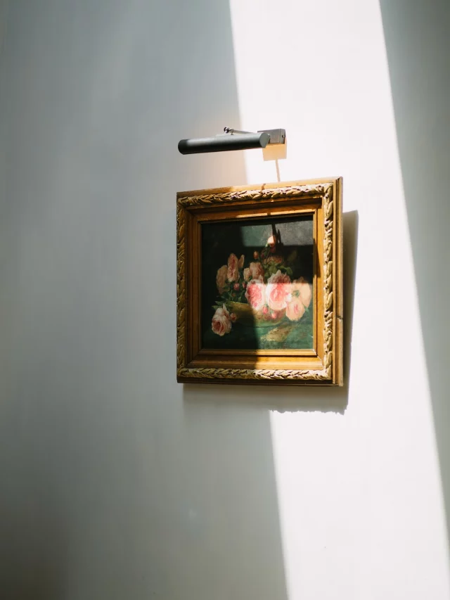 | From intention to form |Mon travail ne consiste pas à décorer un lieu,
mais à traduire une intention dans des choix concrets et lisibles, en accord avec l’existant.Ici, l’intention était claire :
Respecter l’identité du château et prolonger l’élégance déjà présente sur place.
Faire dialoguer un héritage ancien avec une écriture moderne, dans un équilibre juste et silencieux.Cette intention s’est traduite à travers des décisions visibles et concrètes :- l’utilisation d’éléments anciens (argenterie, verrerie vintage), comme un prolongement de l’histoire du château- un dialogue entre ancien et moderne, tenu par la sobriété d’une palette de couleurs- une répétition de formes rondes, présentes dans les détails de la vaisselle, les structures florales et le paysage du lieu, pour harmoniser l’ensemble- un dress code Black & Tie, pensé comme une extension de l’élégance du château à travers les corps et les présences- une attention portée à la lumière et à ses contrastes, pour révéler l’architecture et renforcer l’atmosphère- l’art de recevoir, à travers le service du vin, la cuisine fait maison et le savoir-faire français, inscrivant l’expérience dans une continuité culturelle évidenteC’est dans cette lecture globale spatiale, sensible et cohérente, que s’inscrit mon travail de direction artistique.Pour des lieux patrimoniaux,
des maisons de famille,
des projets de marque
et des événements à forte dimension esthétique.@covaproductions
@chateaudefontareches
@citronpavot
@le.fleuriste
@_me_and_o_