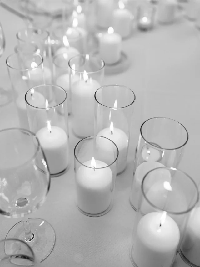 | Light as Direction |As an art director, my role was to create light as the guiding thread of the experience, from daylight to night.From the dress to the candles, every element was designed to form a cohesive whole.__En tant que directrice artistique, mon rôle était de créer la lumière comme fil conducteur de l’expérience, de jour comme de nuit.
De la robe aux bougies, chaque élément participe à une cohérence globale.DA @empreinteephemere
Photographer @marjorie.manfre
Floral design @jasminandpeonies