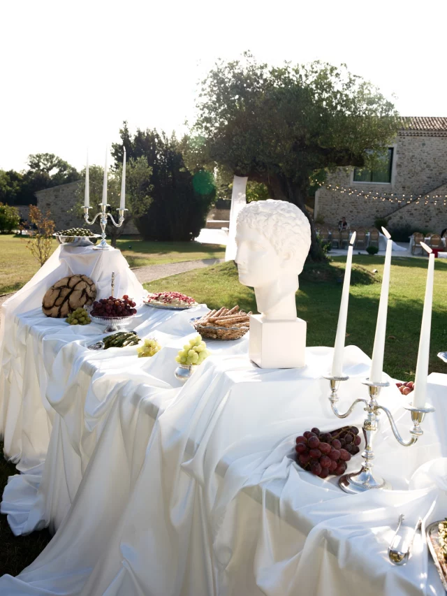 | Hospitality as experience |My role as an Art Director is not to set a table,
but to design an experience of hospitality.A grazing table conceived as a moment of sharing,
where food becomes material,
and the table, a space for connection.Slow down.
Move.
Serve.
Pause.
Exchange.A non-fixed composition,
leaving room for gestures and interactions.A living table,
evolving over time.__Ici, mon rôle de DA ne consiste pas à dresser une table,
mais à concevoir une expérience d’hospitalité.Une grazing table pensée comme un moment de partage,
où la matière, le geste et l’échange prennent place.Une table vivante,
qui se transforme au fil du temps.Photographer @jnesaisquoi.studio
Filmaker @viewfilms.w
Catering @maison_nans
Venue @maison.claudie
Art Direction @empreinteephemere
#artdirection
#experiencedesign
#artderecevoir