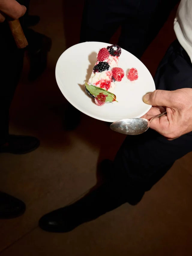 EXPERIENCE IN MOTIONThe experience doesn’t exist only on the plate.It lives in the gesture,
in the rhythm,
in what takes shape between moments.Observing the movement of service.
Shaping light on textures.
Composing with space, flow and interactions.Everything shapes perception.Creating a setting where cuisine, space and lived moments respond with precision.Photographer : @jnesaisquoi.studio
Venue : @maison.claudie
Catering : @maison_nans
Stationery : @cmo_studio
Art direction : @empreinteephemere#artdirection
#experientialdesign