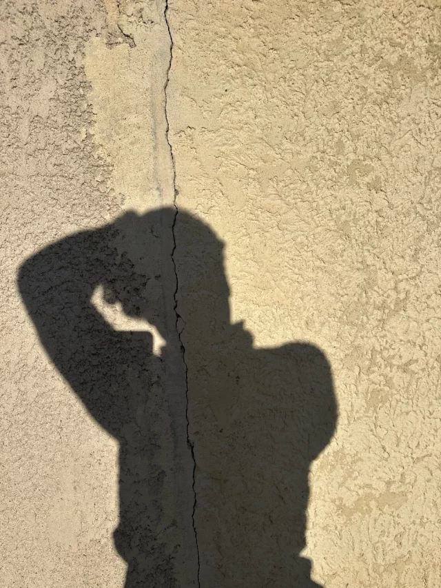 REGARDMy eye has evolved over time.Today, I am drawn to light,
to shadows, to cracks, to lines.To colors, to architecture,
to compositions and balance.It’s instinctive.
And it shapes the way I see.I draw inspiration from everything around me.Not to replicate,
but to understand what moves me.To refine. To deepen. To sharpen.Everyone develops a sensitivity.
A way of seeing.This is mine.This is where everything begins.Long before a project,
long before a scenography.There is this eye.And it guides every creation.For something to feel right,
it has to resonate.Artistically.#creativeprocess
#artdirection
#spatialdesign
#visuallanguage